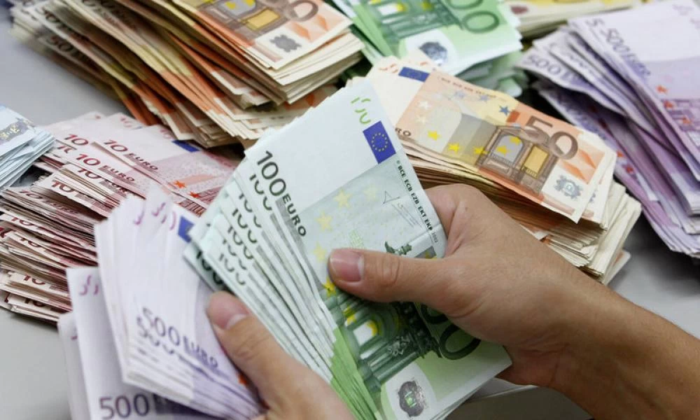 Το "έπαιζε" εφοριακός και έκλεψε 10.000 ευρώ από έναν 24χρονο